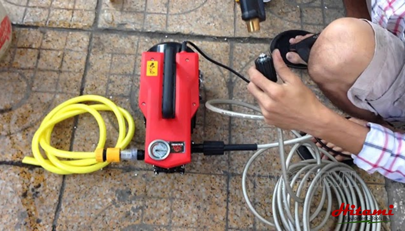 Lắp đầu dây phun áp lực vào máy