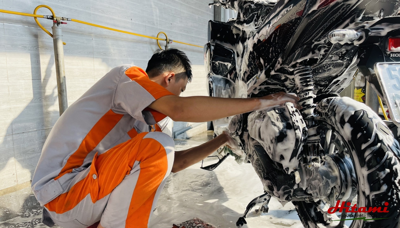 Rửa gầm xe máy