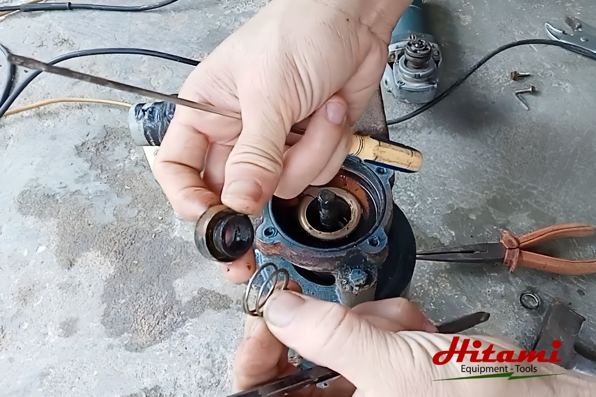 Máy bơm tăng áp bị rò nước? 5 cách xử lý đơn giản tại nhà 4 Thay phớt máy bơm