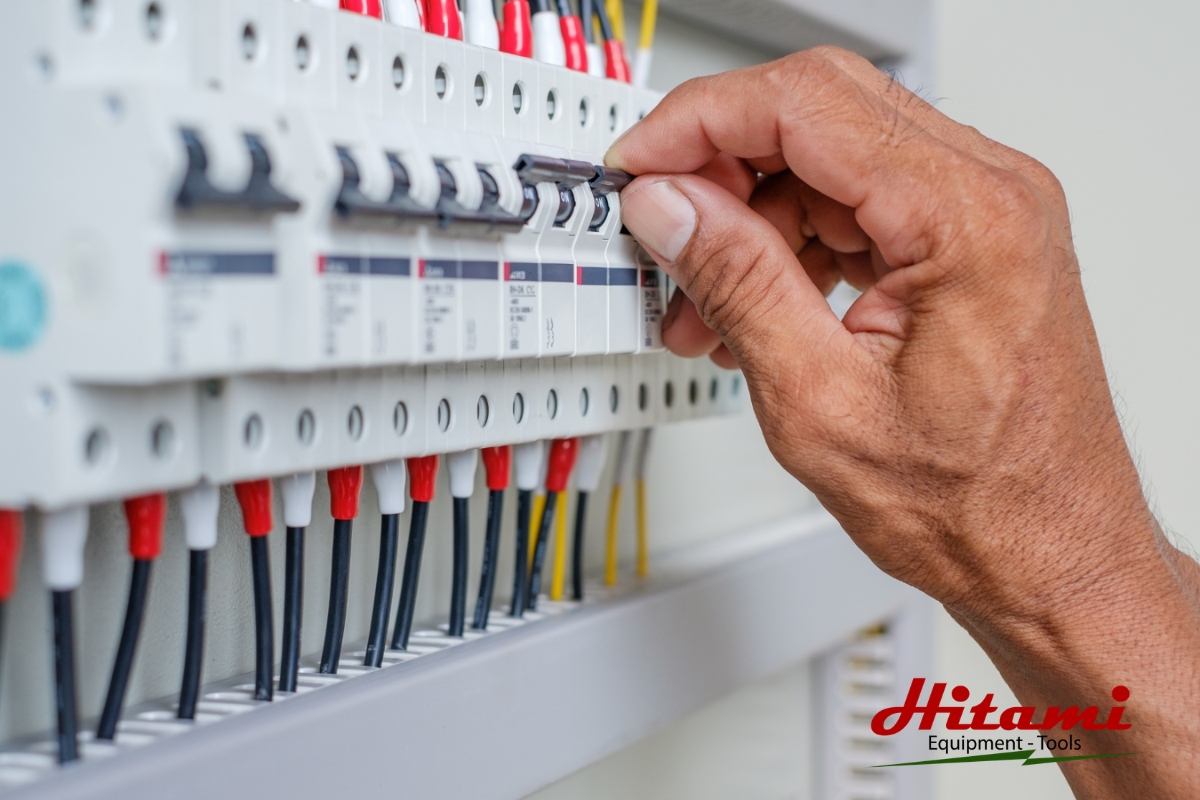 Hướng dẫn sửa máy bơm tăng áp không chạy đơn giản, nhanh chóng 4 Kiểm tra cầu chì
