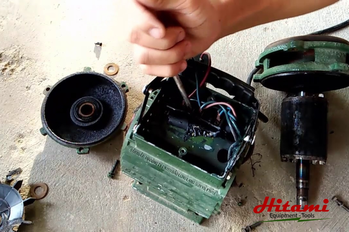 Vì sao máy bơm nước bị nhảy CB? Nguyên nhân và cách khắc phục 4 Kiểm tra tụ đề máy bơm