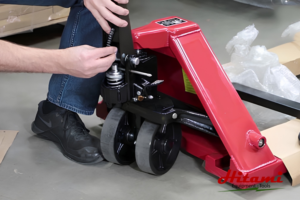 Mẹo hay bảo dưỡng xe nâng tay giúp kéo dài tuổi thọ 2 Kiểm tra dầu mỡ xe nâng tay