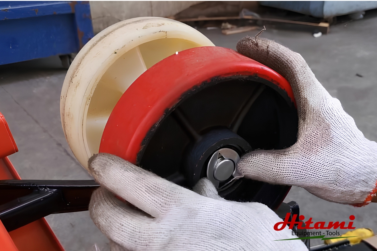 Mẹo hay bảo dưỡng xe nâng tay giúp kéo dài tuổi thọ 4 Kiểm tra bánh xe nâng tay