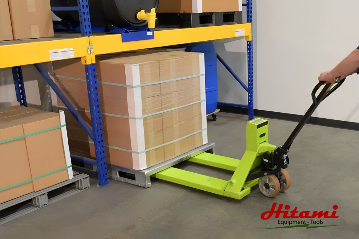 Hướng dẫn sử dụng xe nâng tay đúng cách và an toàn 2 Bước 2: Đưa xe vào pallet