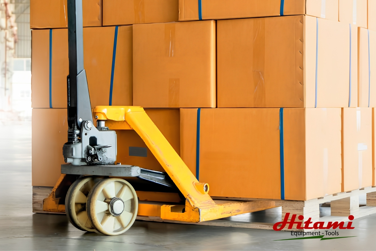 Hướng dẫn sử dụng xe nâng tay đúng cách và an toàn 3 Bước 4: Kích nâng pallet