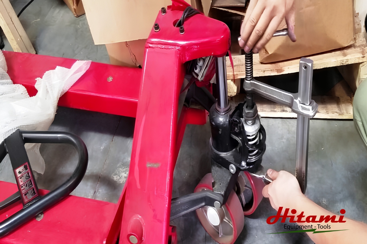 6 bước xử lý tình trạng xe nâng tay bơm không lên tại nhà 4 Bước 4: Tách tay kích và bơm
