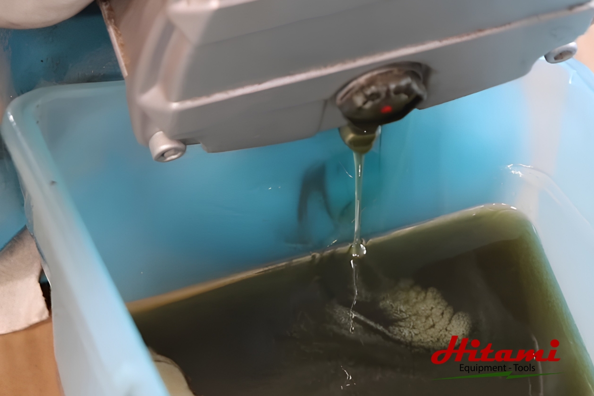 Cách thay nhớt máy nén khí mini đơn giản tại nhà 3 Xả nhớt cũ máy nén khí mini