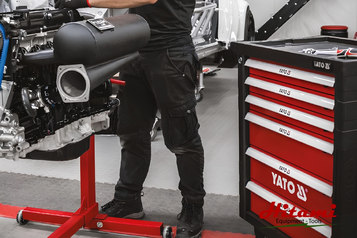 Tủ đồ nghề Yato trong gara sửa chữa ô tô, xe máy